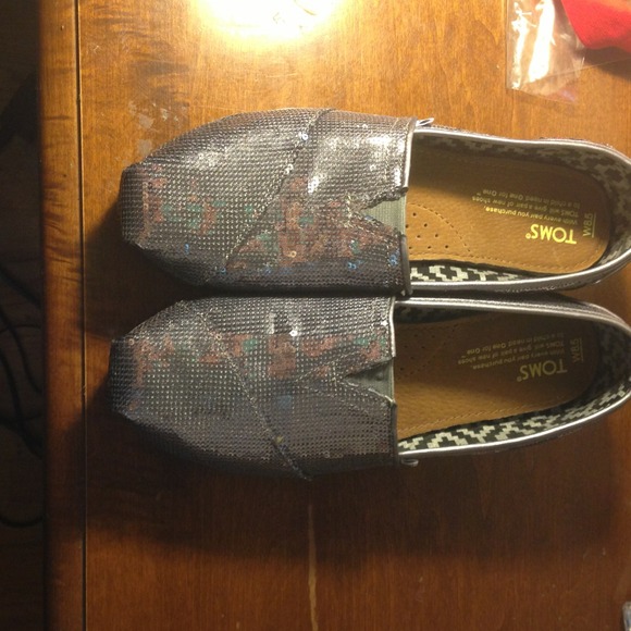 ⭐Sold⭐ Authentic Silver Sparkly TOMs - Picture 1 of 4