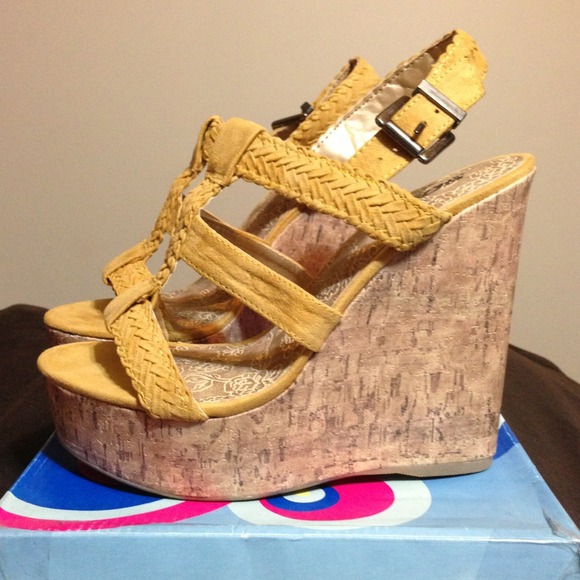 ❌SOLD❌Mustard Color Wedges - Picture 2 of 3