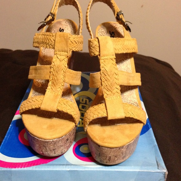 ❌SOLD❌Mustard Color Wedges - Picture 3 of 3