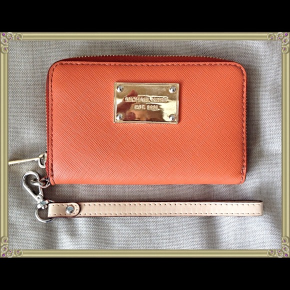 ❤❤SOLD❤❤MICHAEL KORS IPHONE 5, 4S & 4 WRISTLET!