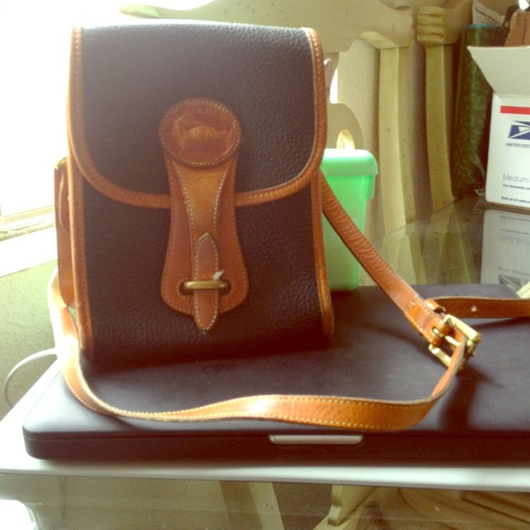 *Sold* Authentic Dooney & Bourke Crossbody