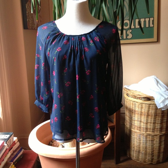 Lined elegant blue flowered blouse