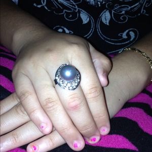 Gray pearl ring