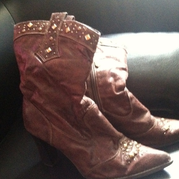 Brown cowboy boots w/ stones