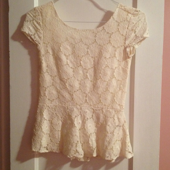 🚫 BUNDLED🚫 White crochet peplum top - Picture 1 of 4