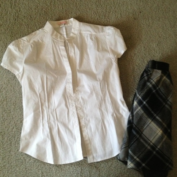 🚩SOLD🚩Cute white button up top