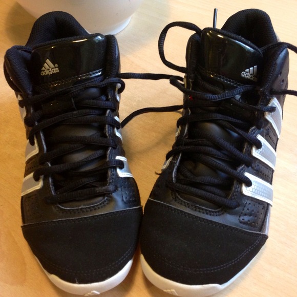 🚫SOLD🚫Boys sz 3 youth -Adidas tennis shoes - Picture 1 of 4