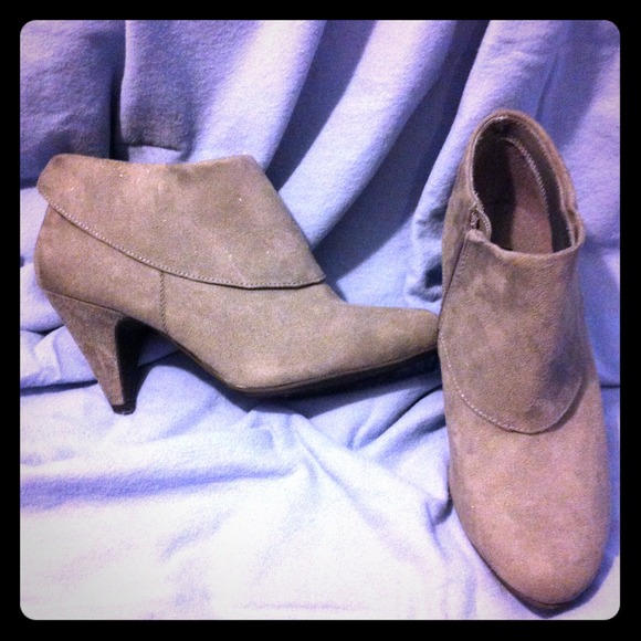 Grey suede booties - Picture 1 of 3