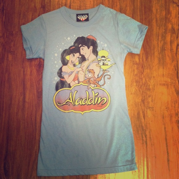 Adorable Aladdin graphic T. 💕