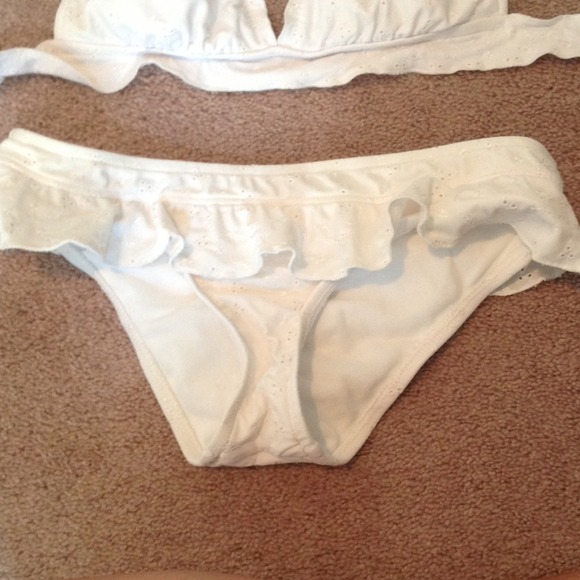 White bikini - Picture 3 of 4