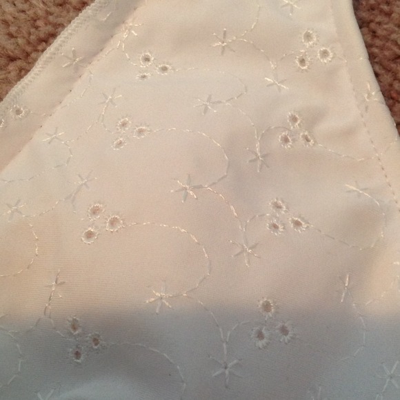 White bikini - Picture 4 of 4