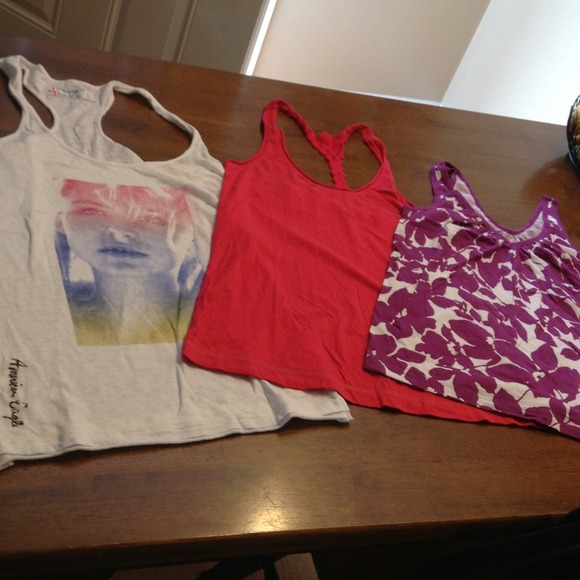 14 tops, 7 panties, 7 34b bras and 3 sleep shorts