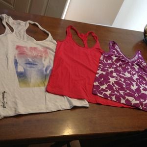 14 tops, 7 panties, 7 34b bras and 3 sleep shorts