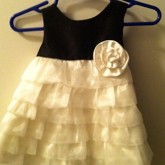💥SOLD💥✂✂Price Cut✂✂ Black and ivory ruffle dress