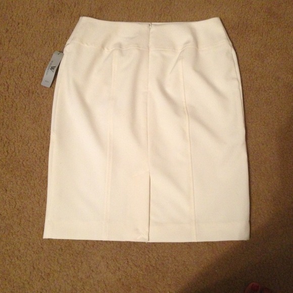 🚫SOLD🚫❤White pencil skirt❤bundled - Picture 3 of 4