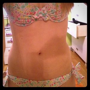 Under wire push up flower bikini. Fits B cup