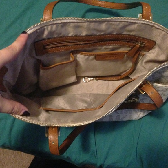 White authentic Michael Kors purse. - Picture 2 of 4