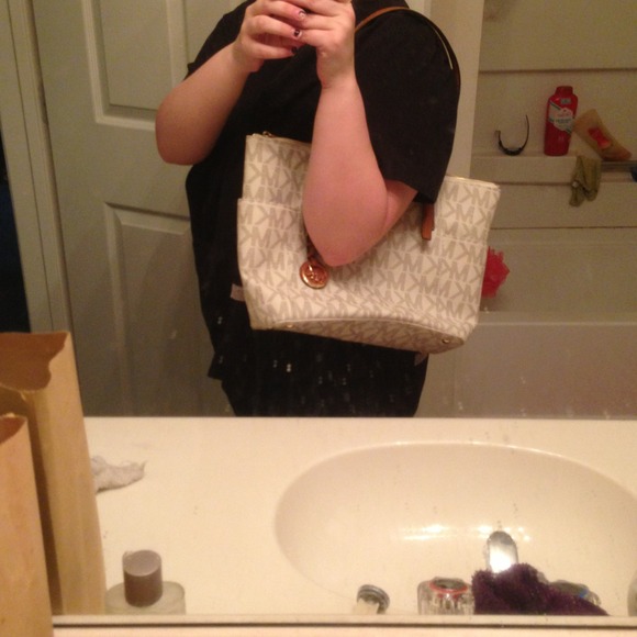 White authentic Michael Kors purse. - Picture 3 of 4