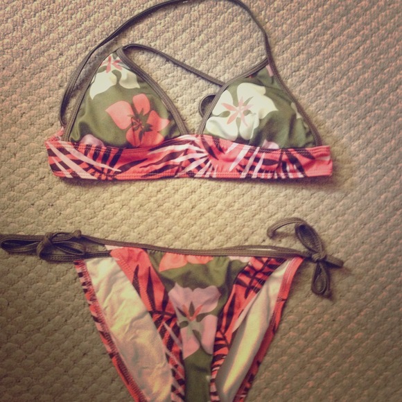 NWOT AUTHENTIC GUESS BATHINGN SUIT SMALL