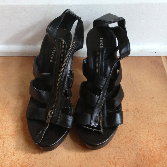 ❌SOLD❌Black zipper sandals