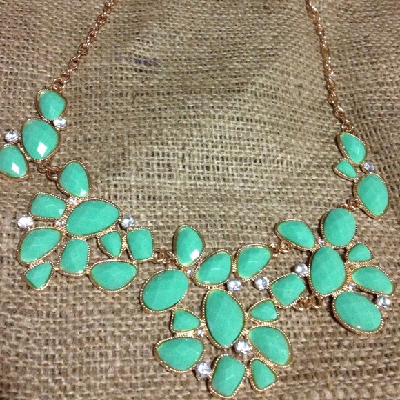 Lovely Green Resin Necklace with Crystals. - Picture 1 of 4