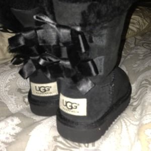 Size 7 toddler girl black Uggs