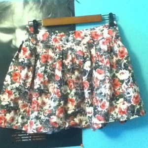 Floral print skirt!