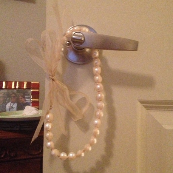 SOLD IN BUNDLE! WHBM Cream pearl tie necklace