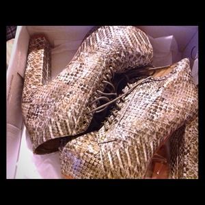 Women's Snakeskin lace up booties 🚨not for sale🚨