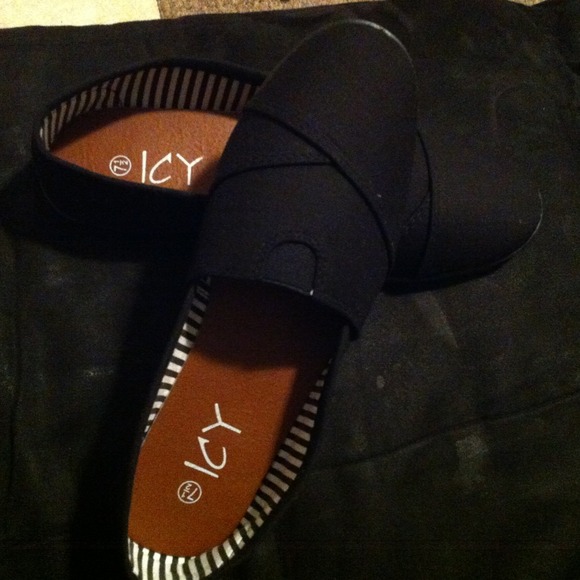 ✋BUNDLED✋Black Tom Like Slip on Shoes