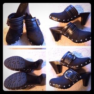 Authentic couch sable clogs on "black"so cute