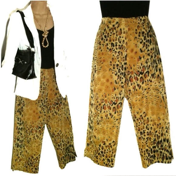🚫Sold🚫#42  Leopard Print Capris size 6
