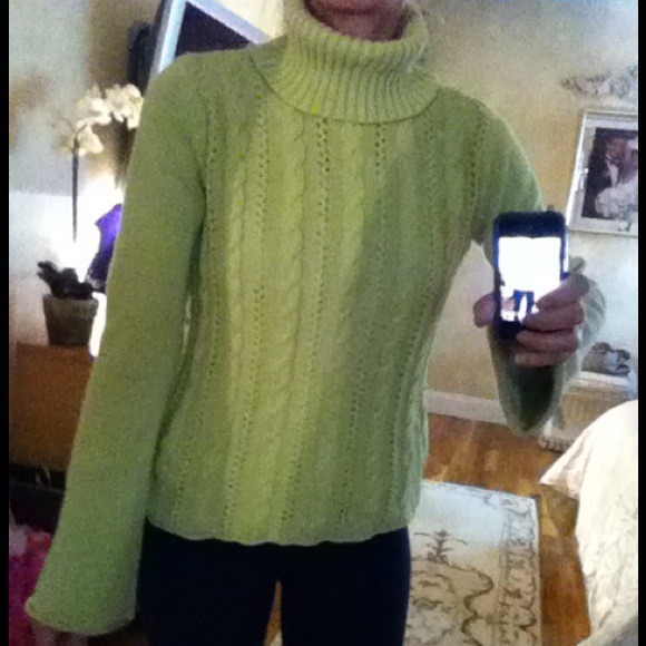 📦DONATED📦DKNY turtle neck sweater