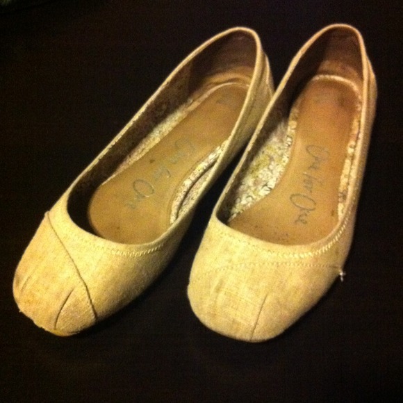 SOLD - preloved linen TOMS ballet flats - Picture 2 of 4