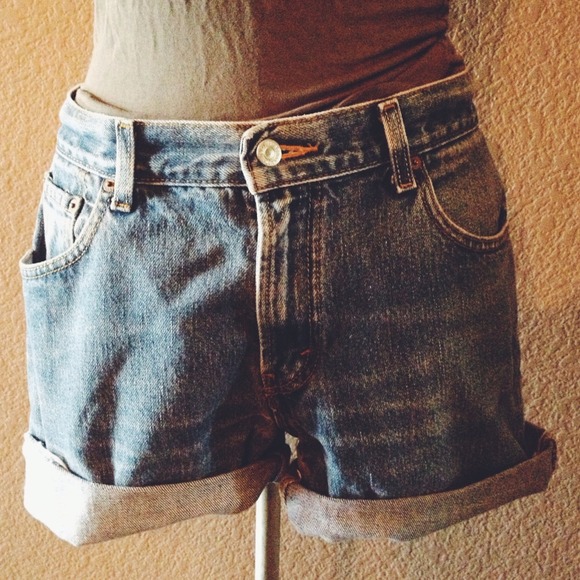 Light wash low rise levi shorts - Picture 2 of 4