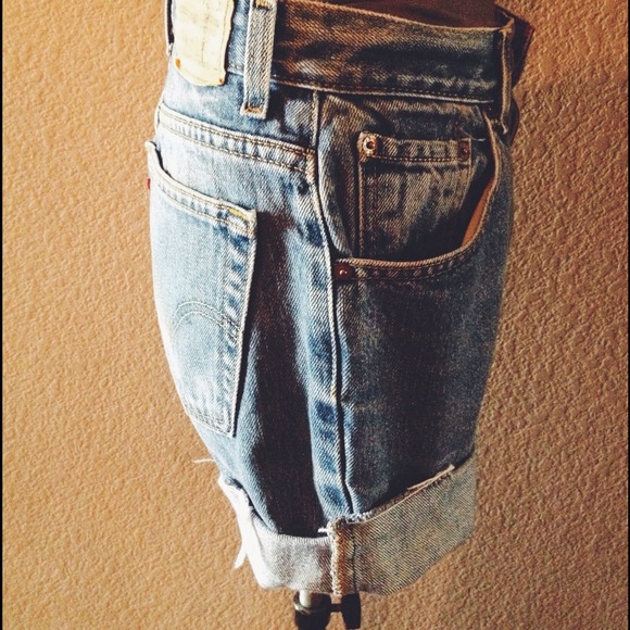 Light wash low rise levi shorts - Picture 3 of 4