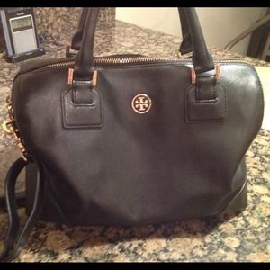 SOLD! 💯% Authentic Tory Burch Robinson satchel