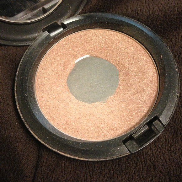 Sold MAC Iridescent Pressed Powder "belightful"