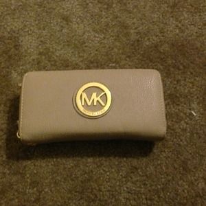 A double breasted Mk imitation wallet nwot