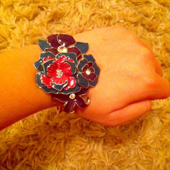 Snap open bracelet with multi colored flowers