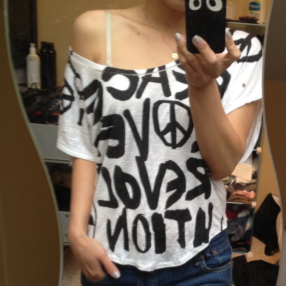 ❌SOLD IN BUNDLE❌ Graphic Cropped Top
