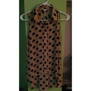 Polka dots, high-low sleeveless top.