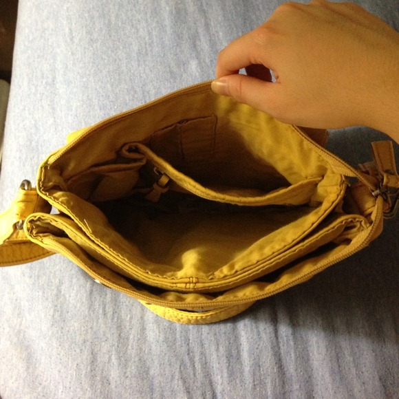 SLING BAG 📌SALE📌 - Picture 3 of 4