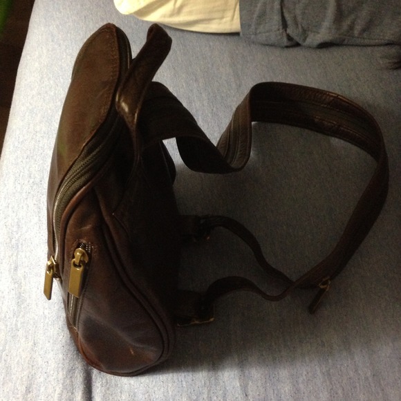 ⛔SOLD⛔LEATHER SLING BACKPACK - Picture 3 of 4