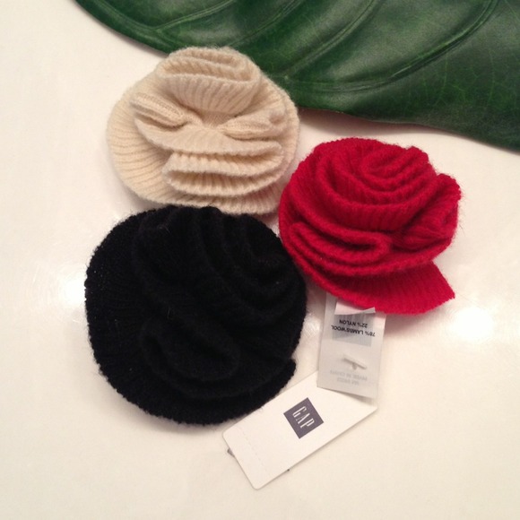 🎯SOLD🎯3 GAP knitted rose pins.