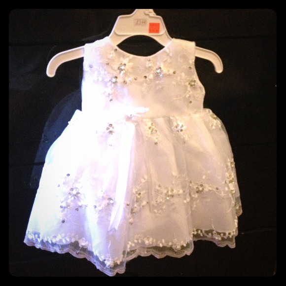 CUTE PURE WHITE DRESS!!