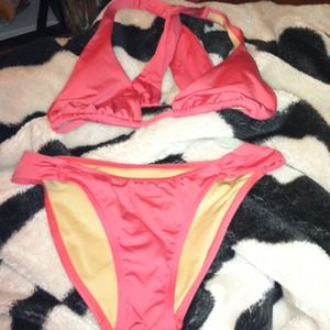 🚫TRADED🚫Coral bikini with adorable back!