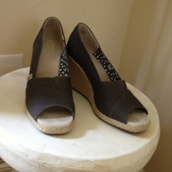 TOMS Shoes - Bday sale!!Final price! Ash gray 7.5 TOMS wedges