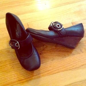 Bare traps black size 6m black low wedge buckle