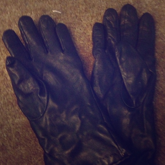 Leather and cashmere gloves.